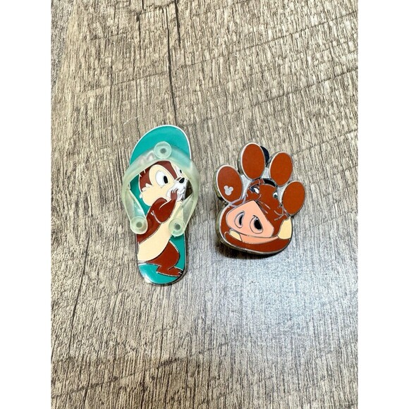 Lot Of 2 Disney Trading Pin - Pumba Hidden Mickey 2017 & Chip Flip Flop 2009 - Picture 1 of 4